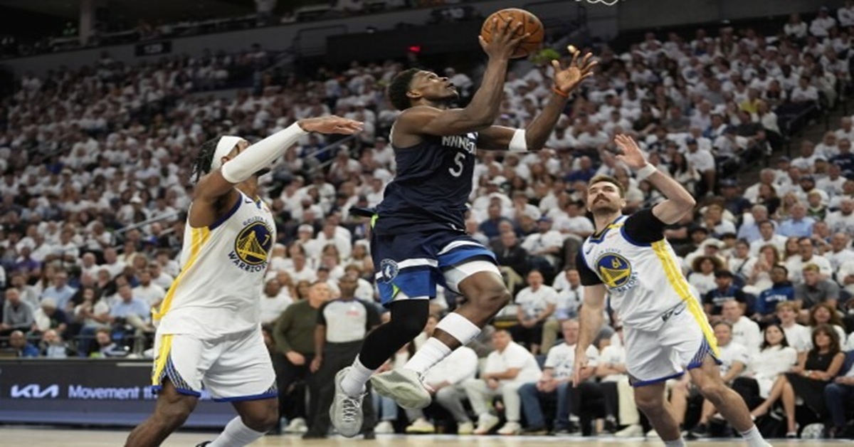 En la foto, momento del partido entre Timberwolves y Warriors