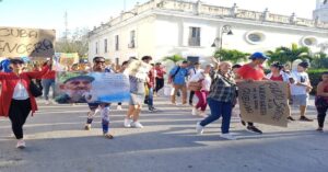 En la foto, cubanos desfilan el 1 de mayo