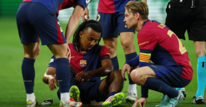 En la foto, momento en que se lesiona Koundé