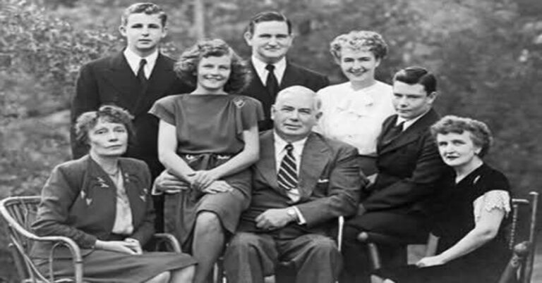 En la foto, William Marston y su familia