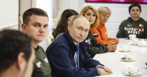 En la foto, el presidente ruso toma té con personas en Kursk