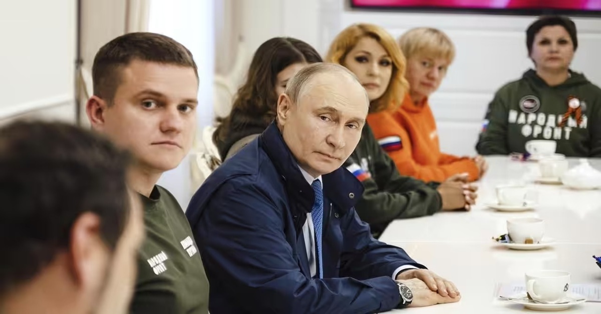 En la foto, el presidente ruso toma té con personas en Kursk