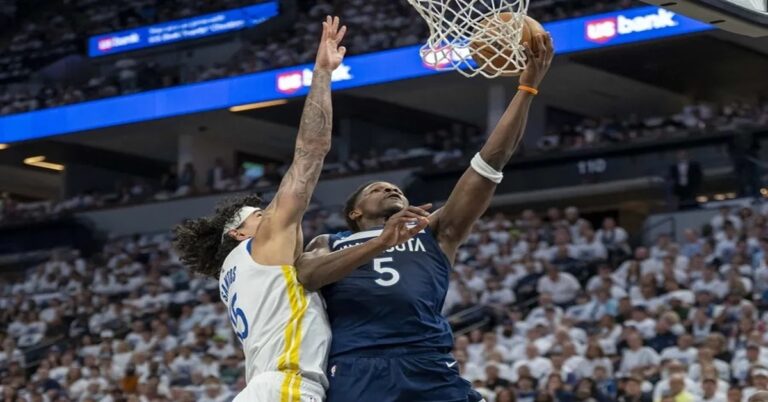 En la foto, momento del partido entre los Timberwolves y los Warriors