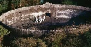 En la foto, hombres llevan un cadáver a las torres del silencio
