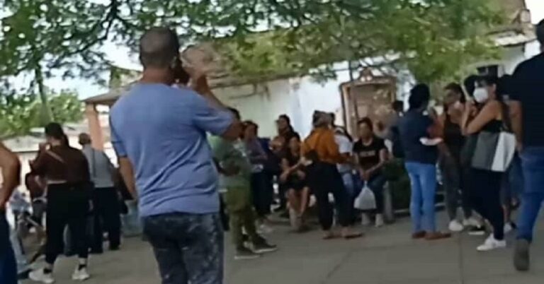 En la foto, personas aglomeradas frente la Funeraria de Güines