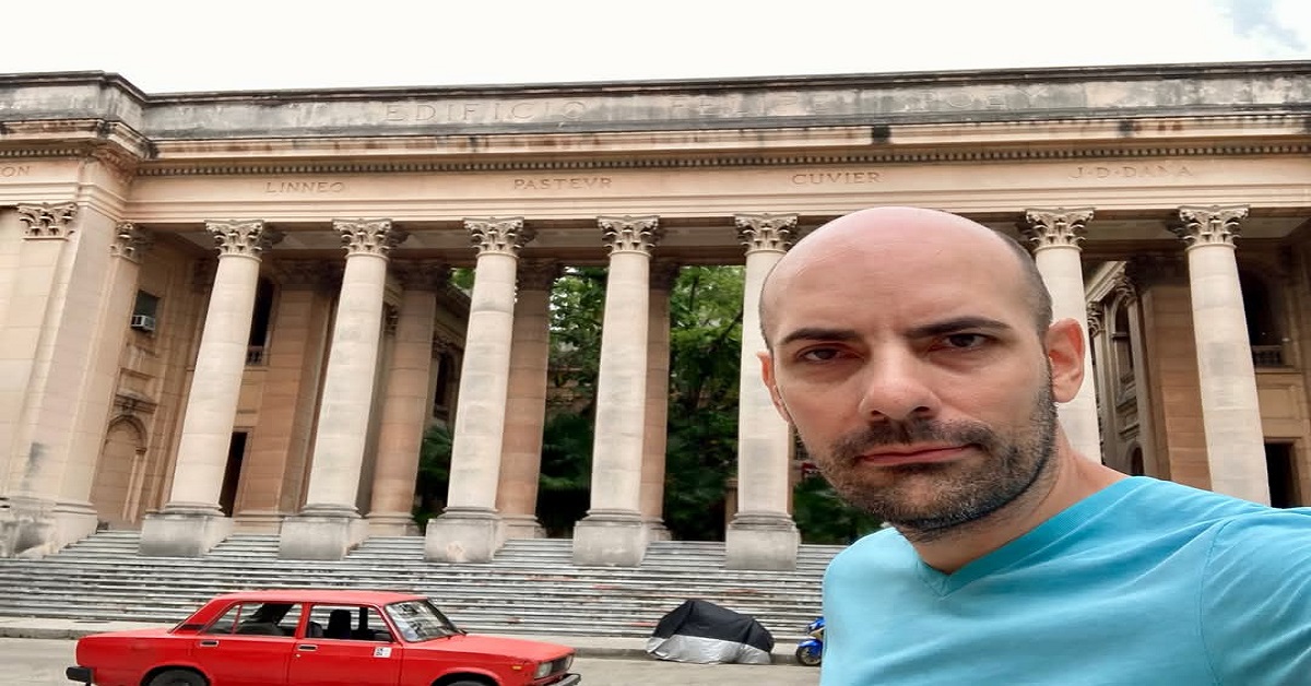 En la foto, el autor en la escalinata de la Universidad de La Habana