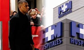 En la foto, el delantero del Real Madrid Kylian Mbappé en un hospital
