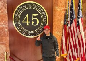 En la foto, el autor ante un cartel con Trump como presidente 45 de EEUU