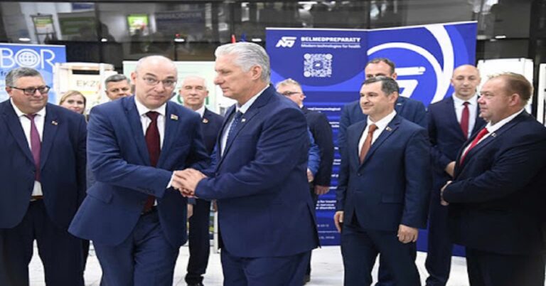 En la foto, Díaz-Canel visita lugares en Bielorrusia