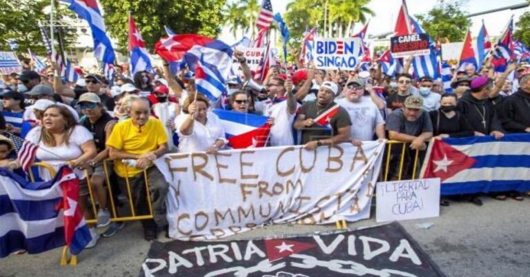 En al foto, cubanos protestan fuera de la isla