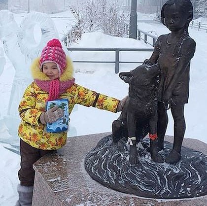 En la foto, la estatua de La Chica y el perro