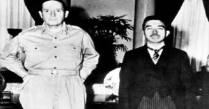 En la foto, el emperador japonés Hiroito y el general McArthur