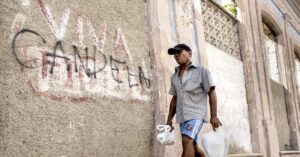 En la foto, un letrero en una pared de Cuba