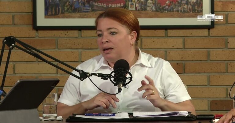 En la foto, la presidenta de Etecsa en el podcast 'Desde la Presidencia'