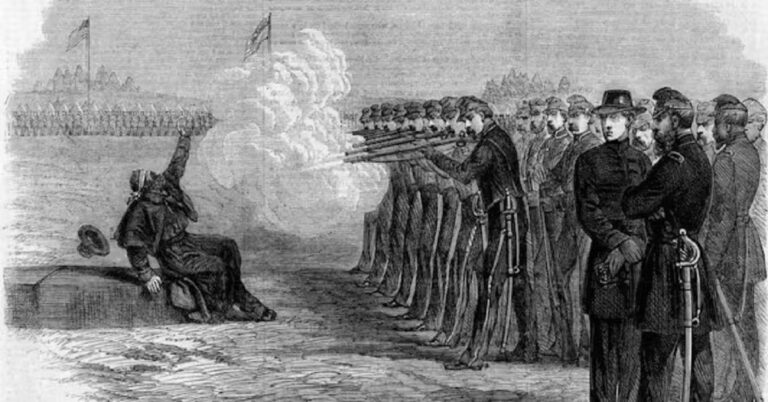 En la foto, fusilamiento de una persona por un pelotón