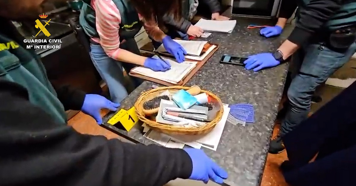 En la foto, la Guardia Civil española trabajando