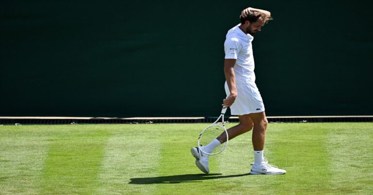 En la foto, Medvedev se lamenta en su estreno en Wimbledon