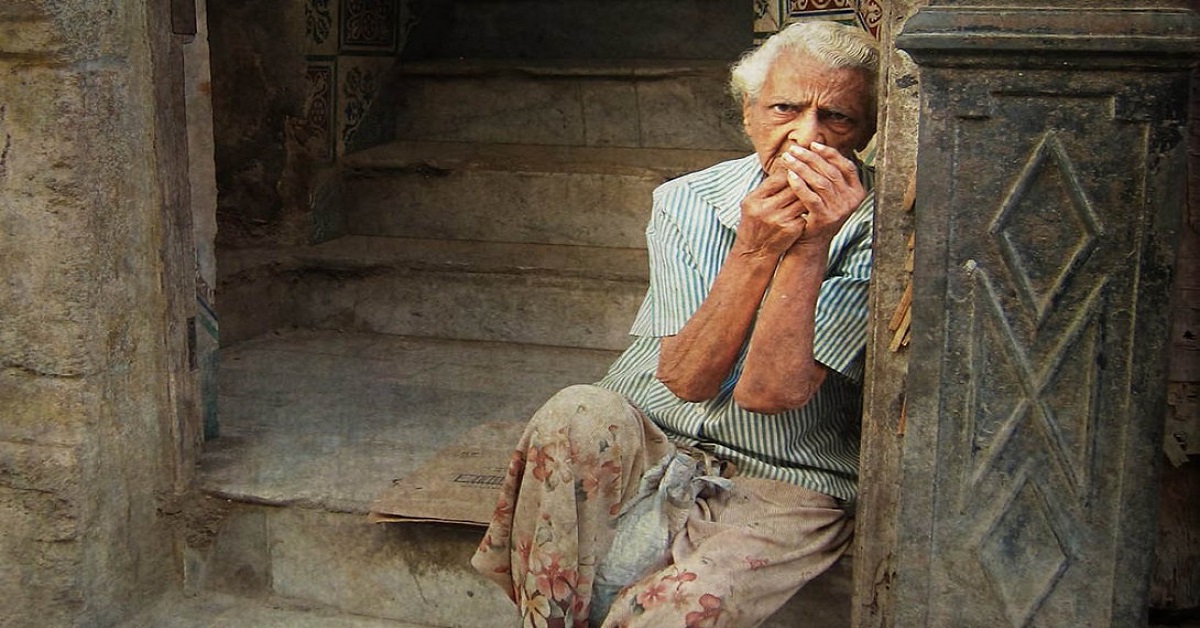 En la foto, un anciana de ojos tristes, en la pobreza