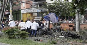 En la foto, labores de rescate tras explosión en Cali