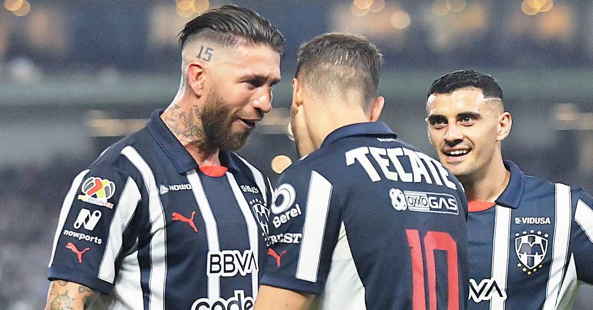 En la foto, Sergio Ramos habla con su compatriota Sergio Canales, ambos de los Rayados de Monterrey