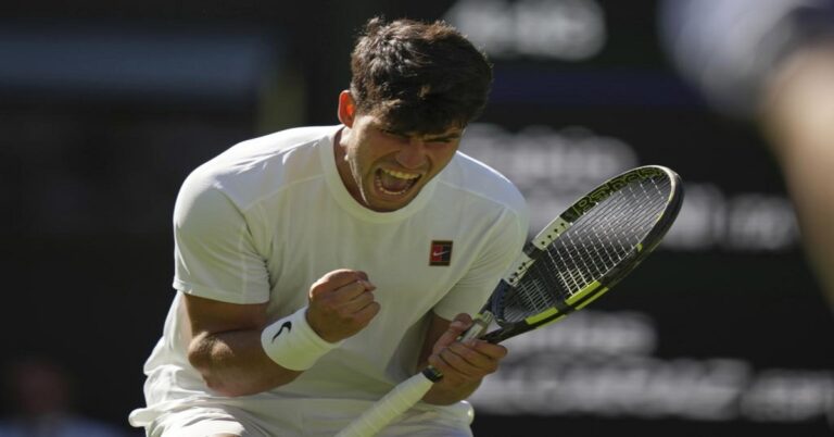 En la foto, Alcaraz festeja tras sufrir para ganar a Fognini