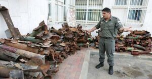 En la foto, un soldado israelí muestra parte de la metrallas que cayó sobre Tel Aviv