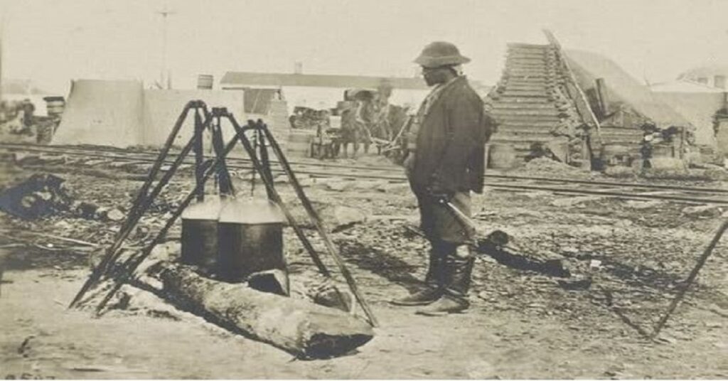 En la foto, un soldado vigila un guiso