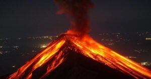En la foto, el volcán de fuego la noche anterior