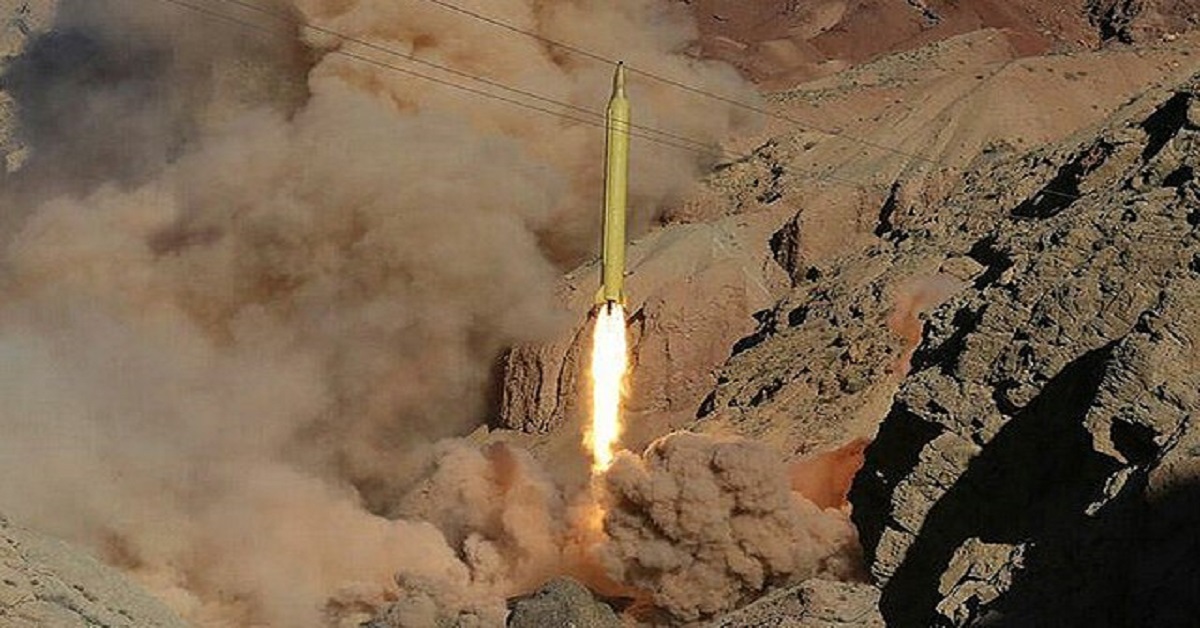En la foto, un mísil balístico iraní