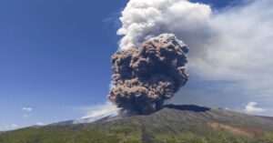 En la foto, erupción del volcán Etna, en Sicilia