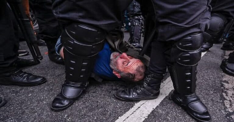 En la foto, militares someten a un hombre en el piso