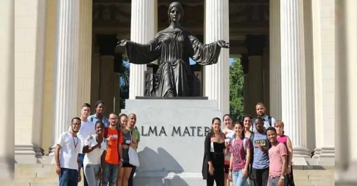 En la foto, estudiantes universitarios ante el Alma mater