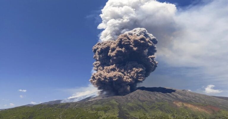 En la foto, erupción del volcán Etna, en Sicilia