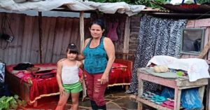 En la foto, abuela y nieta