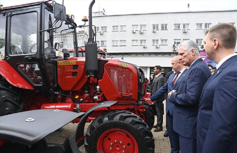 En la foto, el impuesto presidente de Cuba visita una fábrica de tractores en la cercanía de Minsk