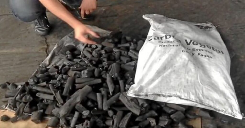 ¿Si exportan el carbón, con qué cocinarán los cubanos? 7 En la foto, Carbón vegeral producido artesanalmente en Cuba