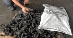 En la foto, Carbón vegeral producido artesanalmente en Cuba