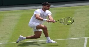 En la foto, Carlos Alcaraz jugando sobre hierba