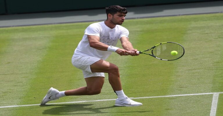 En la foto, Carlos Alcaraz jugando sobre hierba