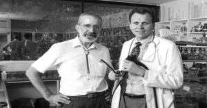 En la foto, los médicos australianos Barry Marshall y Robin Warren