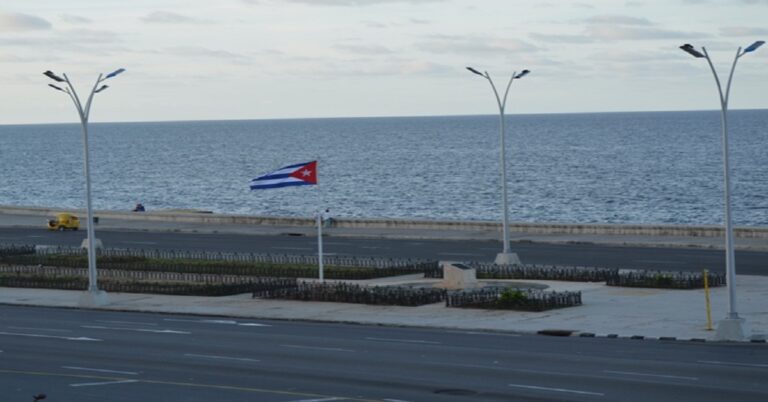 En la foto, una vista del malecón de La Habana