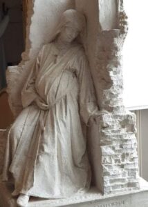 En la foto, la escultura Voto contra Natura, del italiano Salvatore Grita