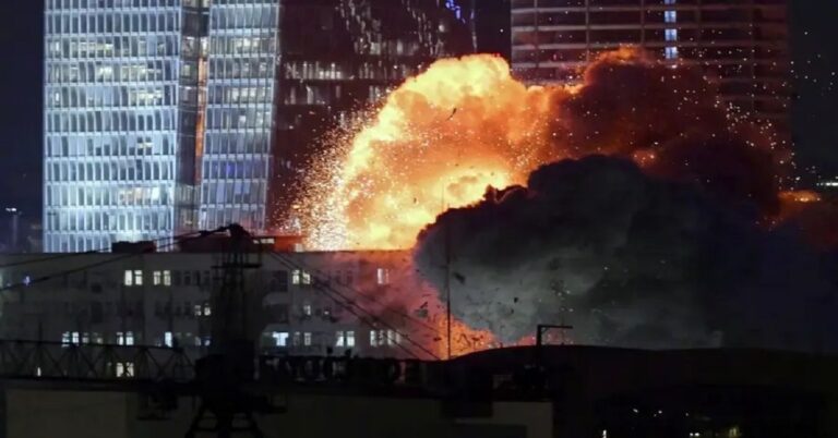 En la foto, bombardeos en zona residenciales por enemigos del conflicto