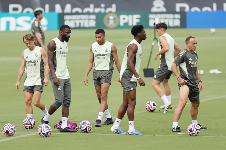 En la foto, el Real Madrid entrena en la víspera del partido ante la Juventus de Turín