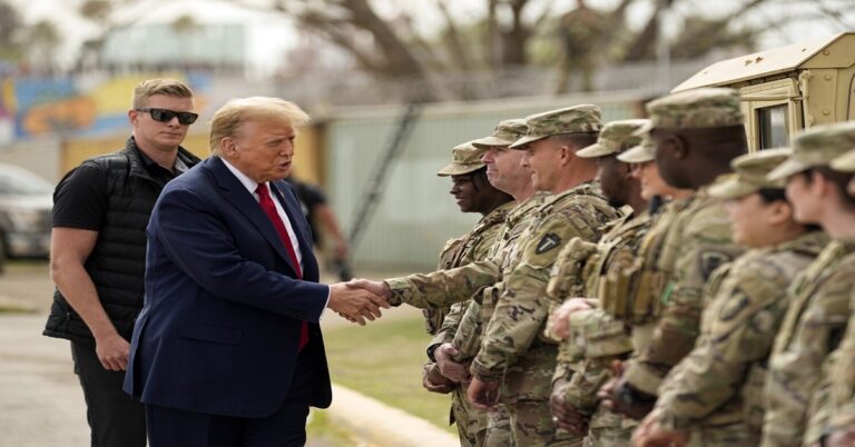 En la foto, Trump saludo a militares