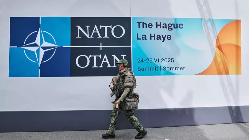 En la foto, un soldado custodia frente a un letrero que anuncia la Cumbre de la Otan en La Haya