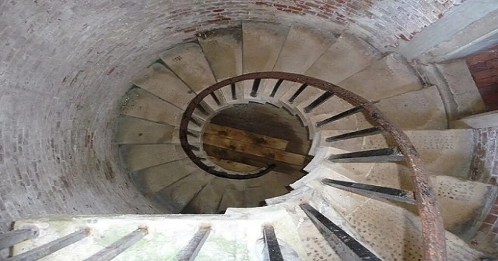 En la foto, una escalera de un castillo medieval