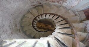 En la foto, una escalera de un castillo medieval