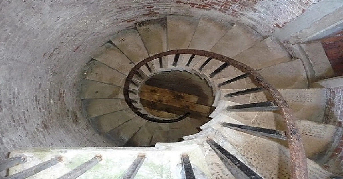 En la foto, una escalera de un castillo medieval
