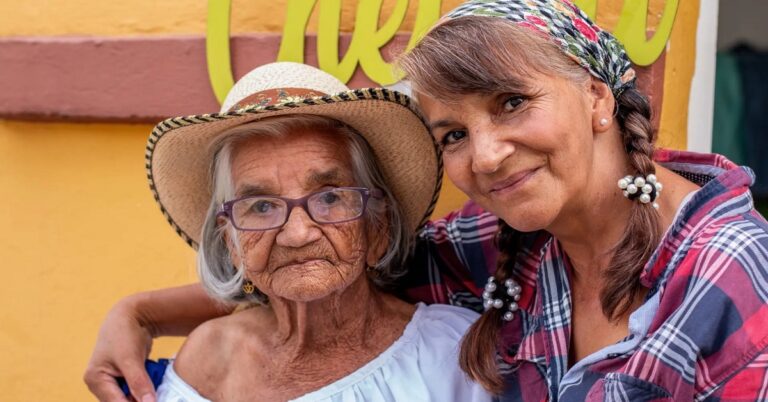 En la foto, un anciana cubana y una mujer de cincuenta y tantos años